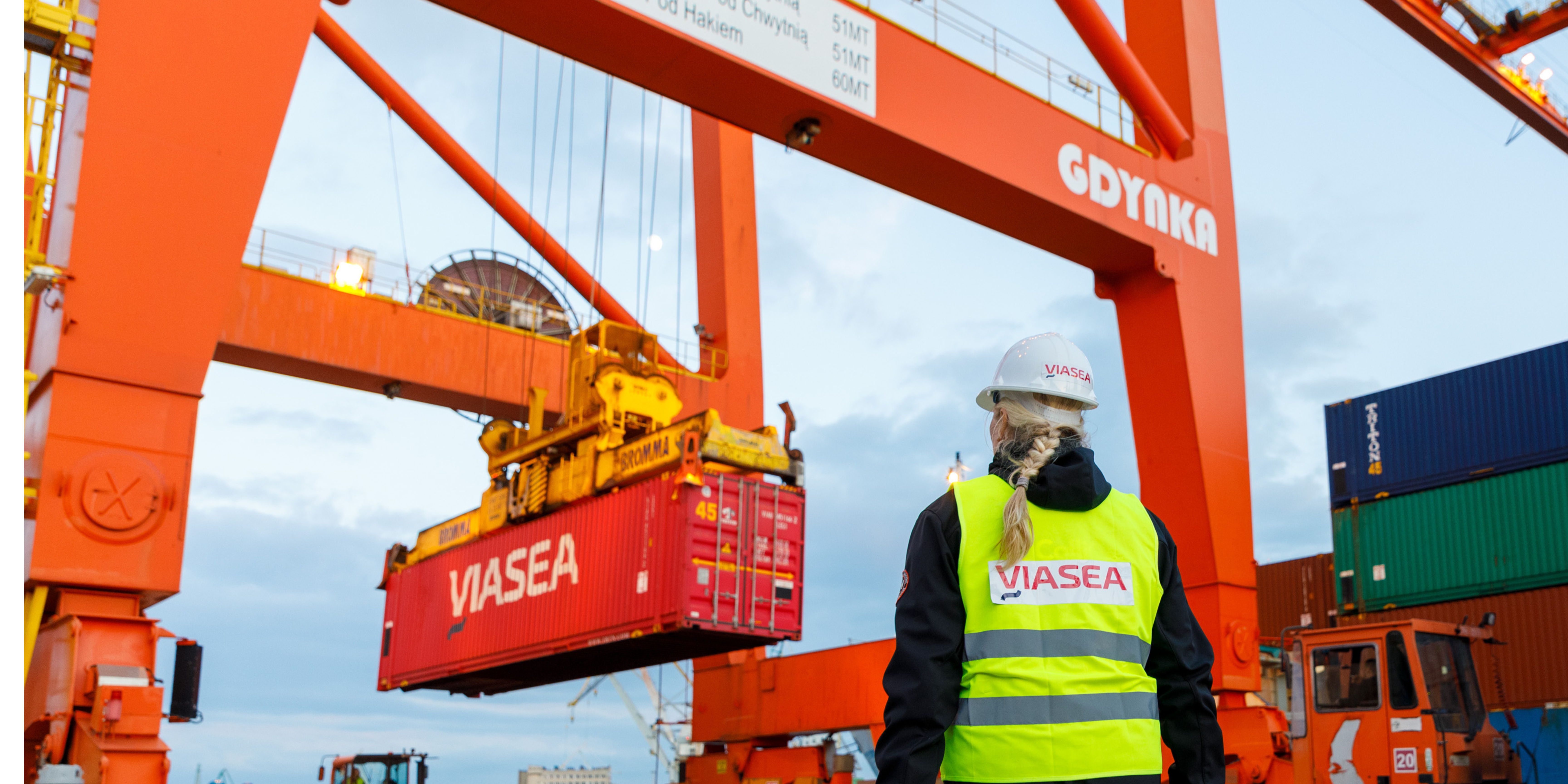 Gdynia havn  arbeider på viasea containere